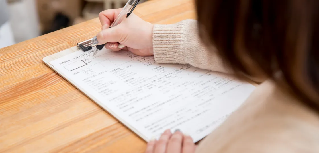 カウンセリングシートに記入している女性