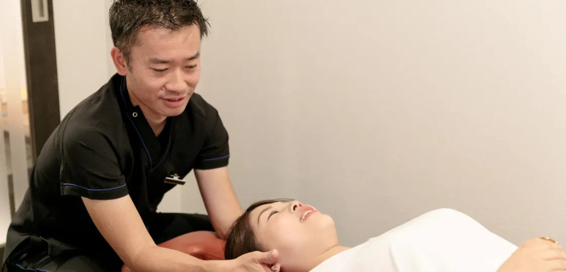 痩身整体施術を行う整体師